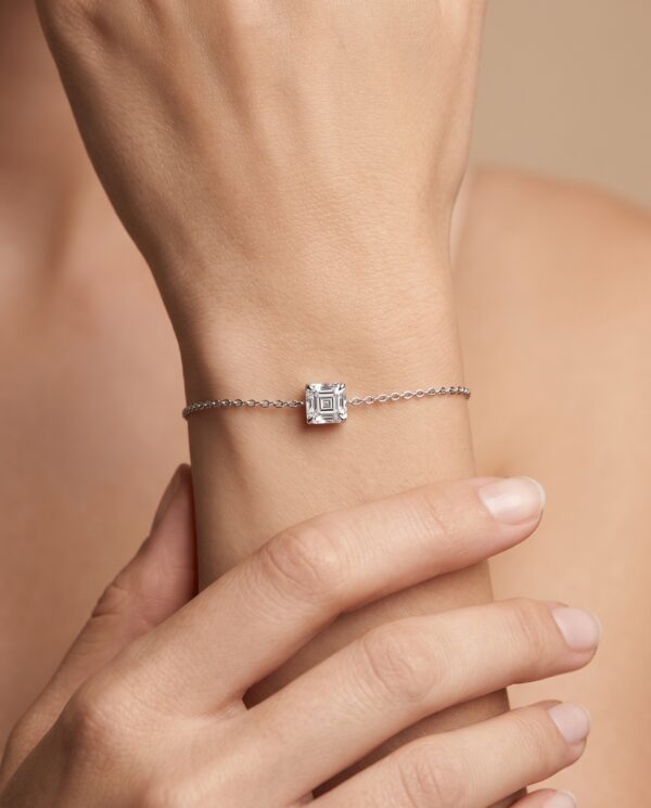 สร้อยข้อมือเพชรแท้เม็ดเดี่ยวทรง Asscher Cut ดีไซน์ตัวเรือนโซ่ทองคำขาวสไตล์มินิมอล