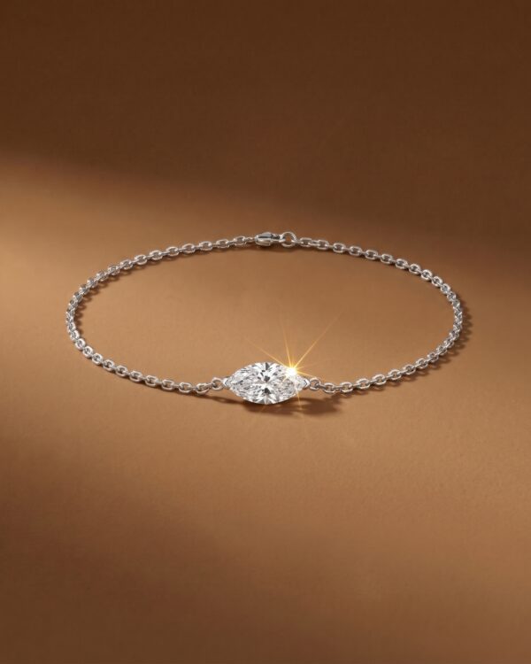 สร้อยข้อมือเพชรแท้เม็ดเดี่ยวทรง Marquise Cut ดีไซน์ตัวเรือนโซ่ทองคำขาวสไตล์มินิมอล