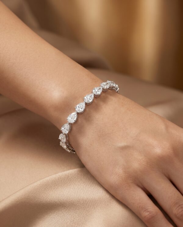 สร้อยข้อมือเพชรแท้ทรงหยดน้ำ Pear Cut ดีไซน์ Tennis Bracelet