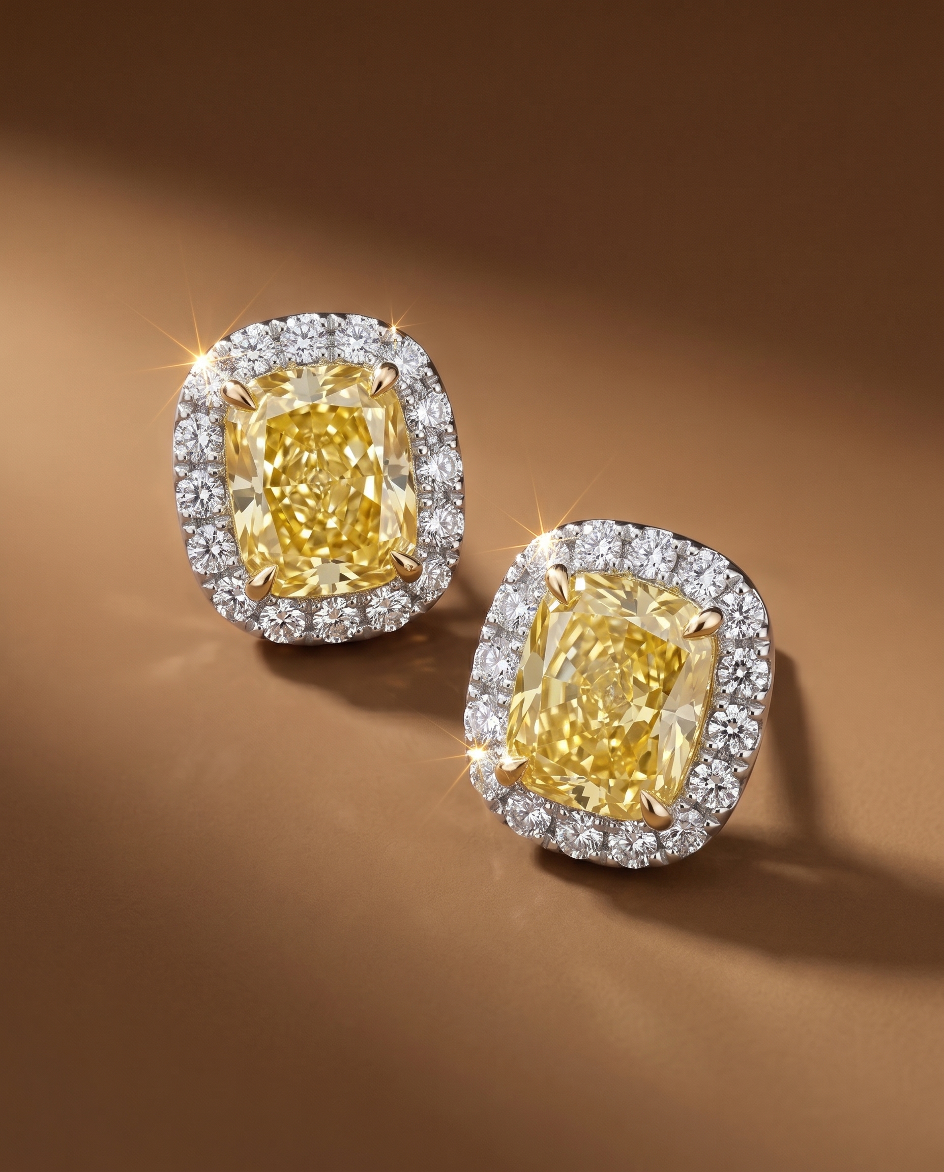ต่างหูเพชรแท้ Fancy Yellow Diamond ทรง Cushion ล้อมเพชรขาวสไตล์ Halo