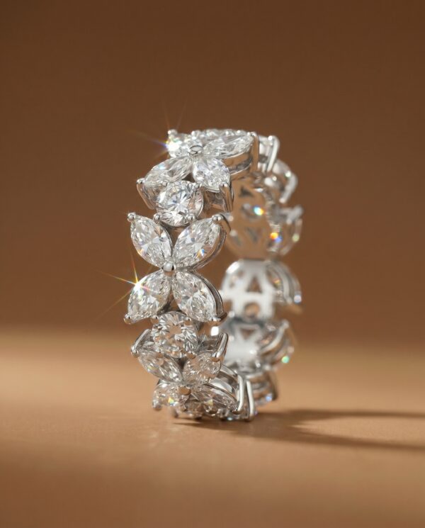 แหวนเพชรแท้รอบวงดีไซน์ลายดอกไม้ Eternity Ring เพชรทรงมาคีเรียงเป็นกลีบดอกไม้คั่นด้วยเพชรทรงกลม