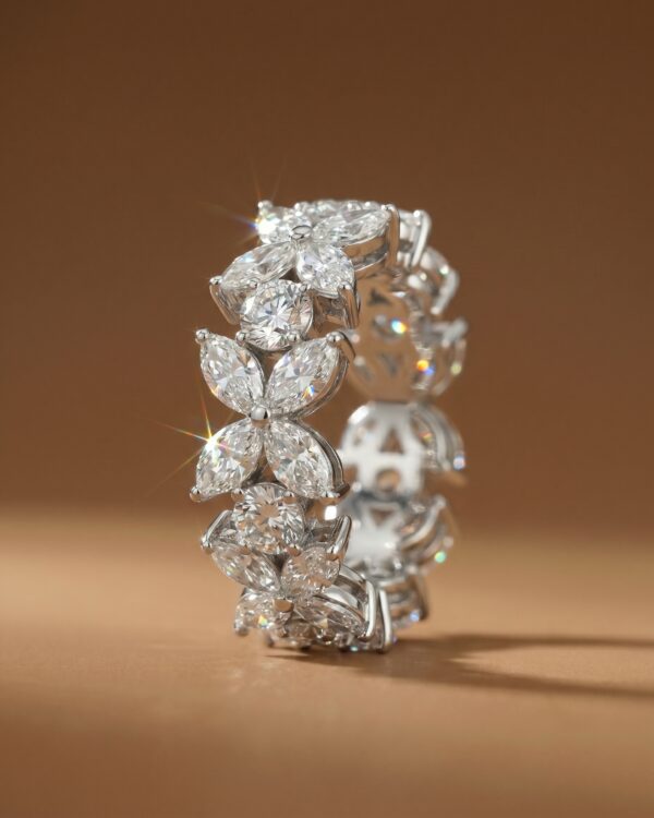 แหวนเพชรแท้รอบวงดีไซน์ลายดอกไม้ Eternity Ring เพชรทรงมาคีเรียงเป็นกลีบดอกไม้คั่นด้วยเพชรทรงกลม