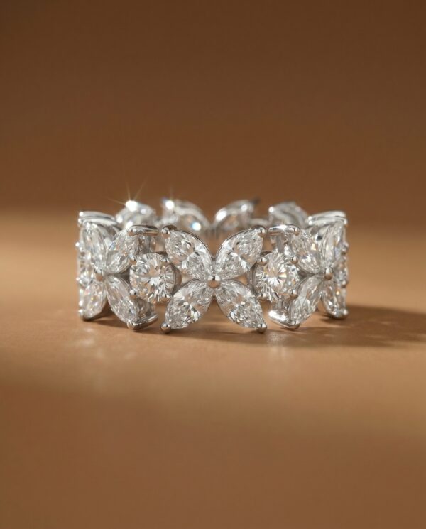 แหวนเพชรแท้รอบวงดีไซน์ลายดอกไม้ Eternity Ring เพชรทรงมาคีเรียงเป็นกลีบดอกไม้คั่นด้วยเพชรทรงกลม