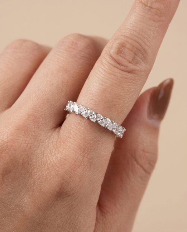 แหวนเพชรแท้รอบวง Marquise Cut Eternity Ring ดีไซน์เพชรทรงมาคีเรียงเฉียงสลับบนตัวเรือนทองคำขาว