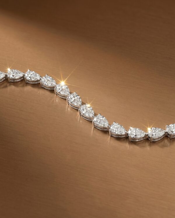 สร้อยข้อมือเพชรแท้ทรงหยดน้ำ Pear Cut ดีไซน์ Tennis Bracelet