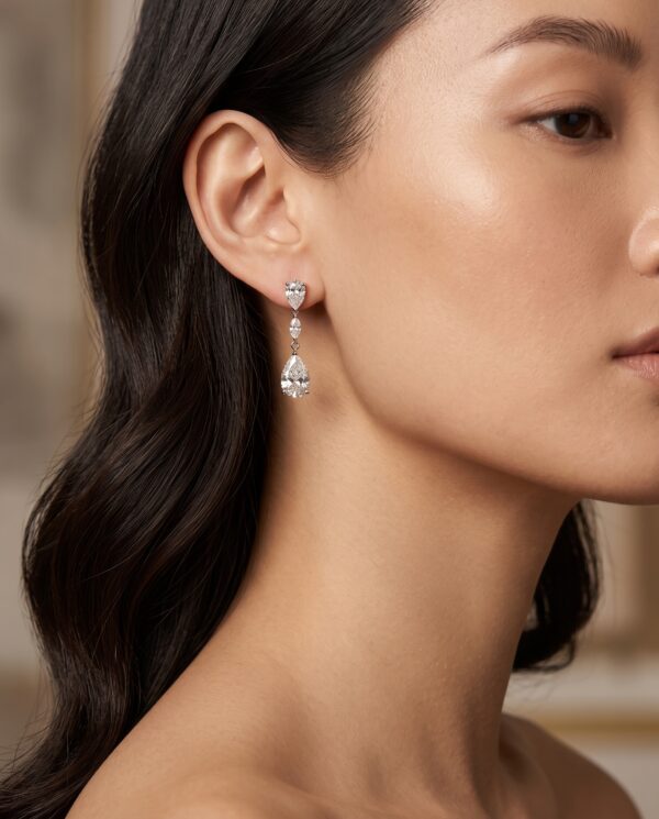 ต่างหูเพชรระย้า เพชรแท้ทรงหยดน้ำ Pear Cut และทรงมาร์คีส์ Marquise Cut บนตัวเรือนทองคำขาว