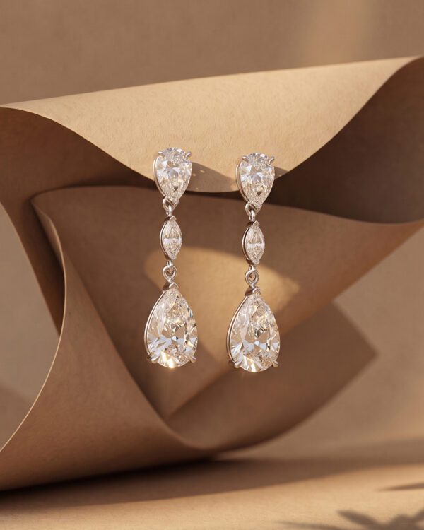 ต่างหูเพชรระย้า เพชรแท้ทรงหยดน้ำ Pear Cut และทรงมาร์คีส์ Marquise Cut บนตัวเรือนทองคำขาว
