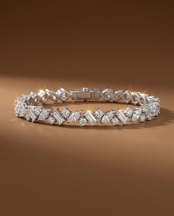 สร้อยข้อมือเพชรแท้ดีไซน์ Mixed-Cut ประดับเพชรทรงมาคีส์ Baguette และทรงกลม เล่นแสงสวยงาม เติมเต็มลุคหรูหรามีระดับ