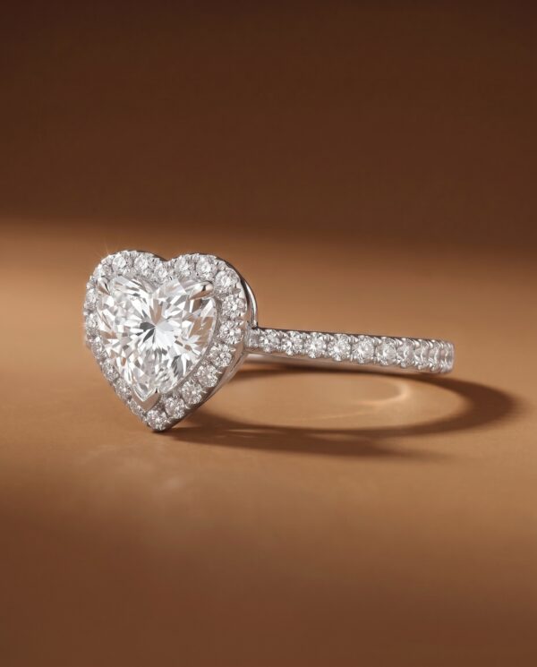 แหวนหมั้นเพชรแท้รูปหัวใจ Heart Cut ล้อมเพชรฮาโล ก้านฝังเพชรแถวพาเว่